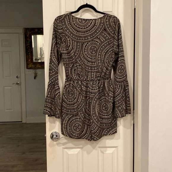 Black & White, Bell-Bottom Sleeve Romper from Charlotte Russe, size L - Picture 6 of 10